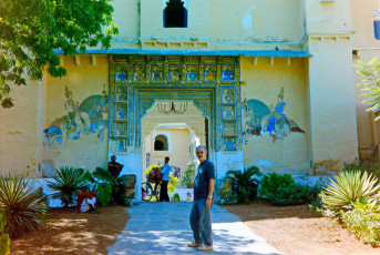 The Deogarh Palace was built by Rawat Dwarka Dasji in 1670 and remained the family residence for the next 300 years. Today, after undergoing restoration work, it serves as a luxury heritage hotel and the family still occupies part of the structure. The entrance is beautifully decorated with colorful murals © Ralf Menache