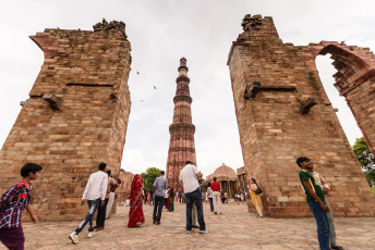 A huge crowd of visitors visit the Qutub-Minar complex, also known as the “victory tower”, situated in the city of Delhi, India. © Gobob