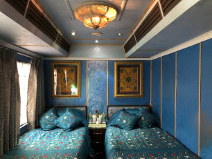The newly created twin bedrooms at the Palace on Wheels train with blue-themed interiors and beddings. © Dave Brett / Flickr