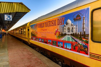 The Palace on Wheels train at platform 3 of the Udaipur Railway Station, wishing commuters on World Tourism Day © Amit kg