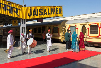 Musicians play traditional Indian tunes on the platform to welcome aboard the passengers on the Palace on Wheels train © Mazur Travel
