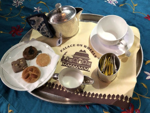 Evening Tea and served on-board in the train © Dave Brett / Flickr