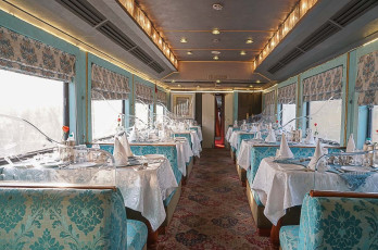 Restaurant for breakfast in Palace on wheels © Natalie Deduck