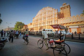 The beautiful Hawa Mahal at Jaipur, also known as the Palace of Winds. @ Sira Anamwong