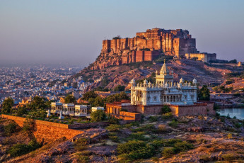 Sunrise at the Mehrangarh Fort and Jaswant-Thada-Mausoleum with the blue city of Jodhpur around it. @ Marcel Toung
