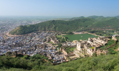 The beautiful city of Bundi is rich in literature, art, folk lore and religious thoughts. Presiding over the city is the impressive 1354 Taragarh Fort