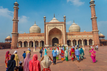 The Jama Masjid in Delhi is one of the largest mosques in India and an impressive example of Mughal architecture. The open courtyard can accommodate 25,000 people - Photo By  Fotos593
