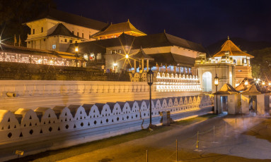 Exterior of the Temple of the Sacred Tooth Relic located in the Royal Palace Complex of the former Kingdom of Kandy, Sri Lanka ©Wassili