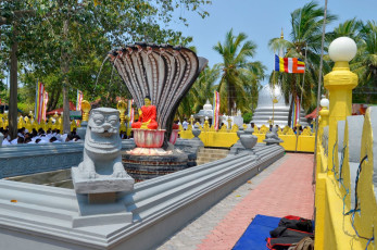 A colorful Buddha statue under a fountain at the Nagadeepa Rajamaha Viharaya Temple on the island of Nainativu, Jaffna, Sri Lanka © Denis Costille