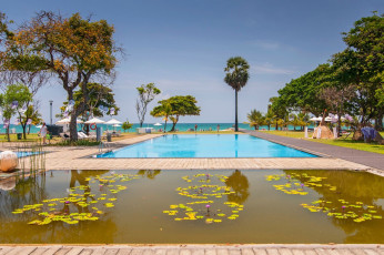 Water landscape in three different colors at the Trinco Blu by Cinnamon, a luxury hotel in the port city of Trincomalee, Sri Lanka © Cezary Wojtkowski