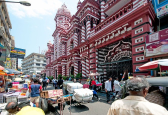One of Sri Lanka’s oldest mosques, the eye-catching Red Mosque in the market area of Pettah, Colombo. The building was completed in just one year under the supervision of an unlettered architect and is a distinctive mixture of different styles including Neo Classical and Gothic revival © pilesasmiles