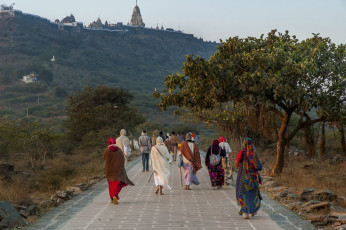 Pilgrims walking towards Palitana temple in Gujarat. © Misio69
