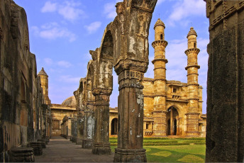 The ruins of an old mosque in Champaner, Gujarat © Igor Plotnikov