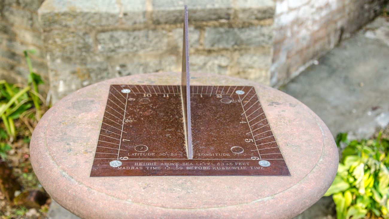 Kausali has a beautiful sundial just outside the Christ’s Church which makes it a perfect spot to take a picture