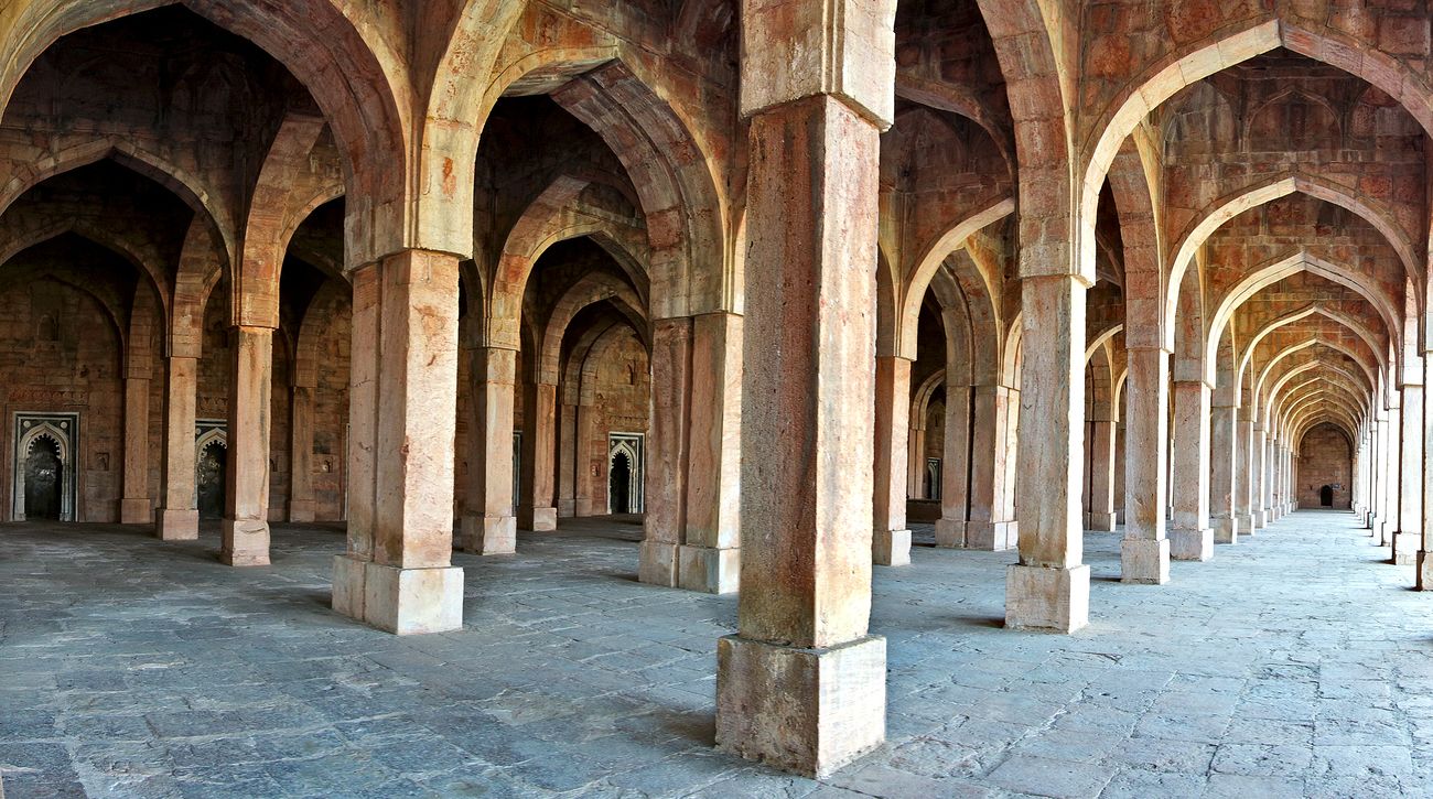 The columns of the place of prayer in the Jami Masjid display a basic but melodious congruity 47 Mandu