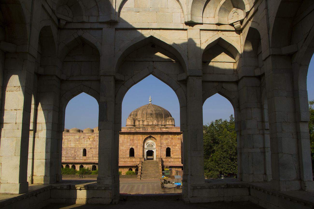 Jama Masjid Mosque viewed from the arches of the Ashrafi Mahal, Mandu