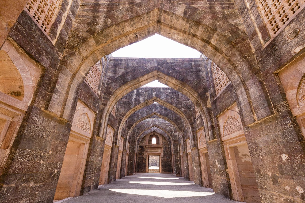 The soaring pointed arches of the principle hall in Hindola Mahal in Mandu 