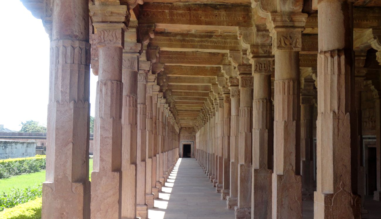 A picture of the aisles of the Jami Masjid Mosque Mandu