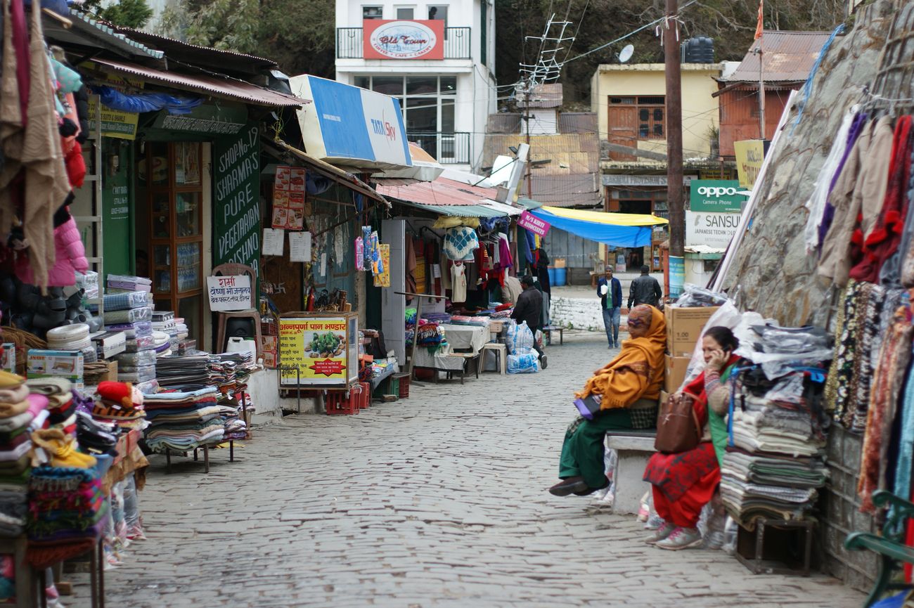 The local market in Kasuali, Himachal Pradesh feature local artisans and beatiful local artifants that you definitely should not miss 