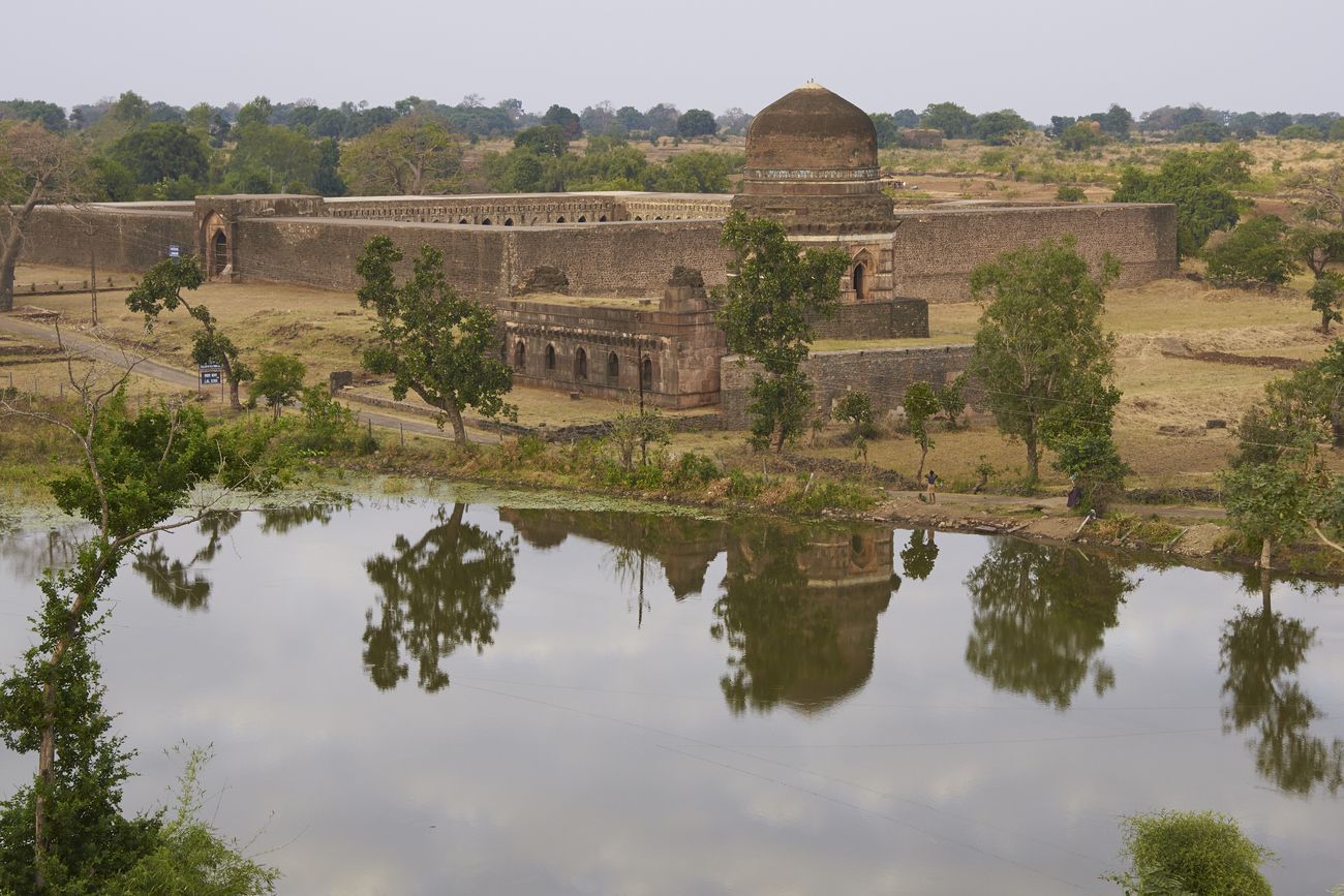 Dai ki Chhoti Bahan ka Mahal is a historic building on the banks of a lake on the interior of Mandu, the hilltop garrison. Construction started in the 15th century in Madyha Pradesh