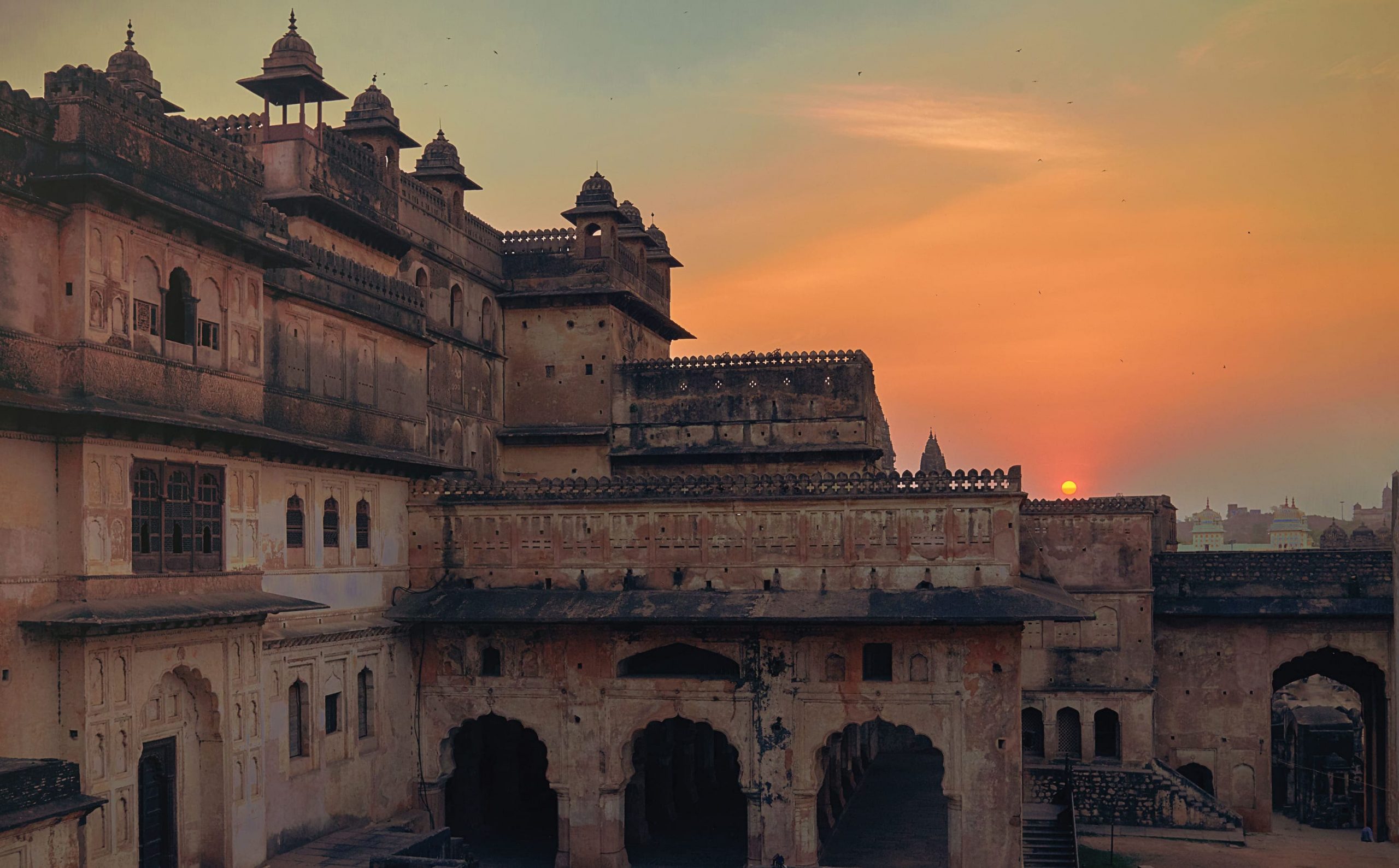 A breathtaking view of the sunset as seen from the Orchha Fort complex 
