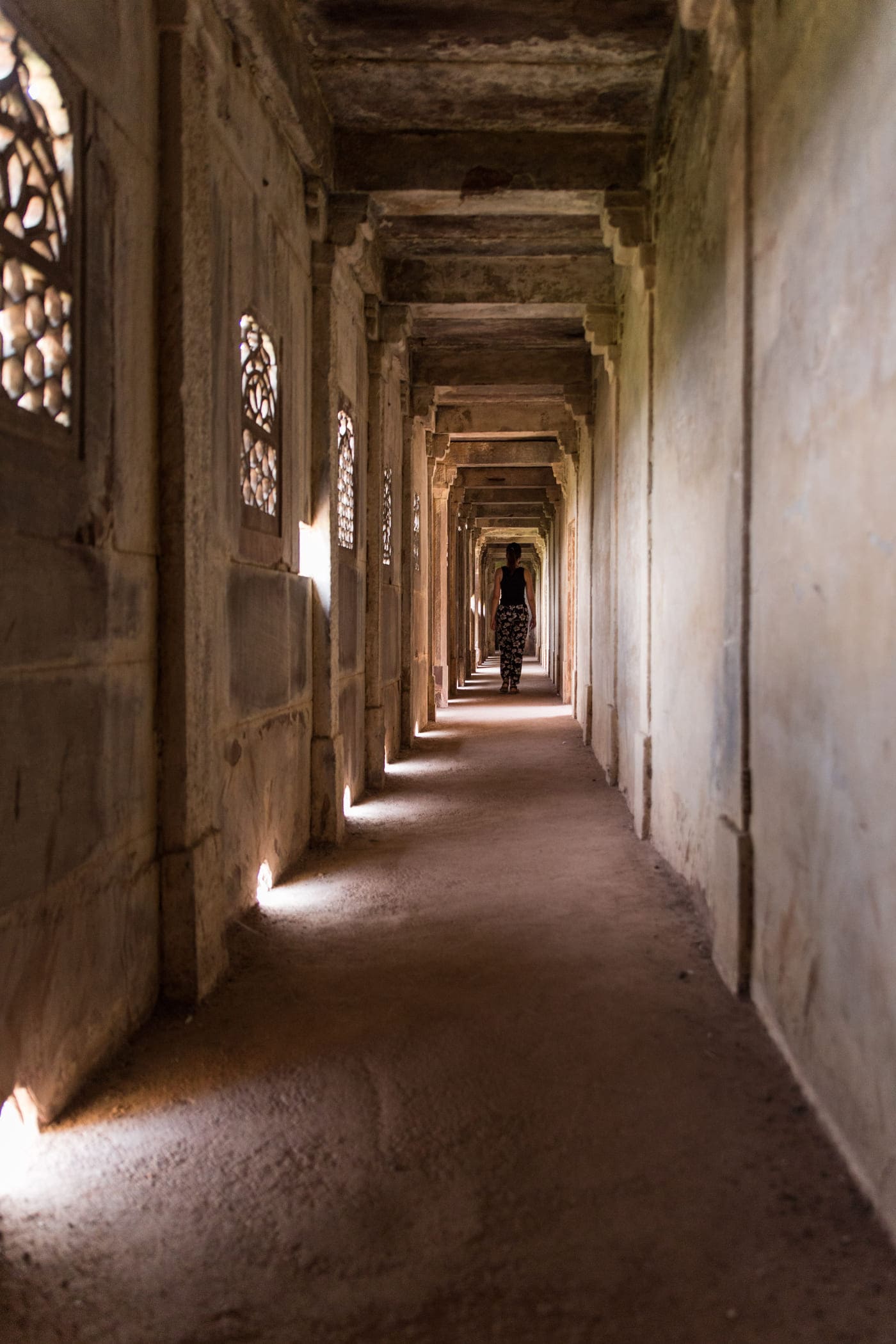 A lengthy corridor inside Orchha fort (Jehangir Mahal) 