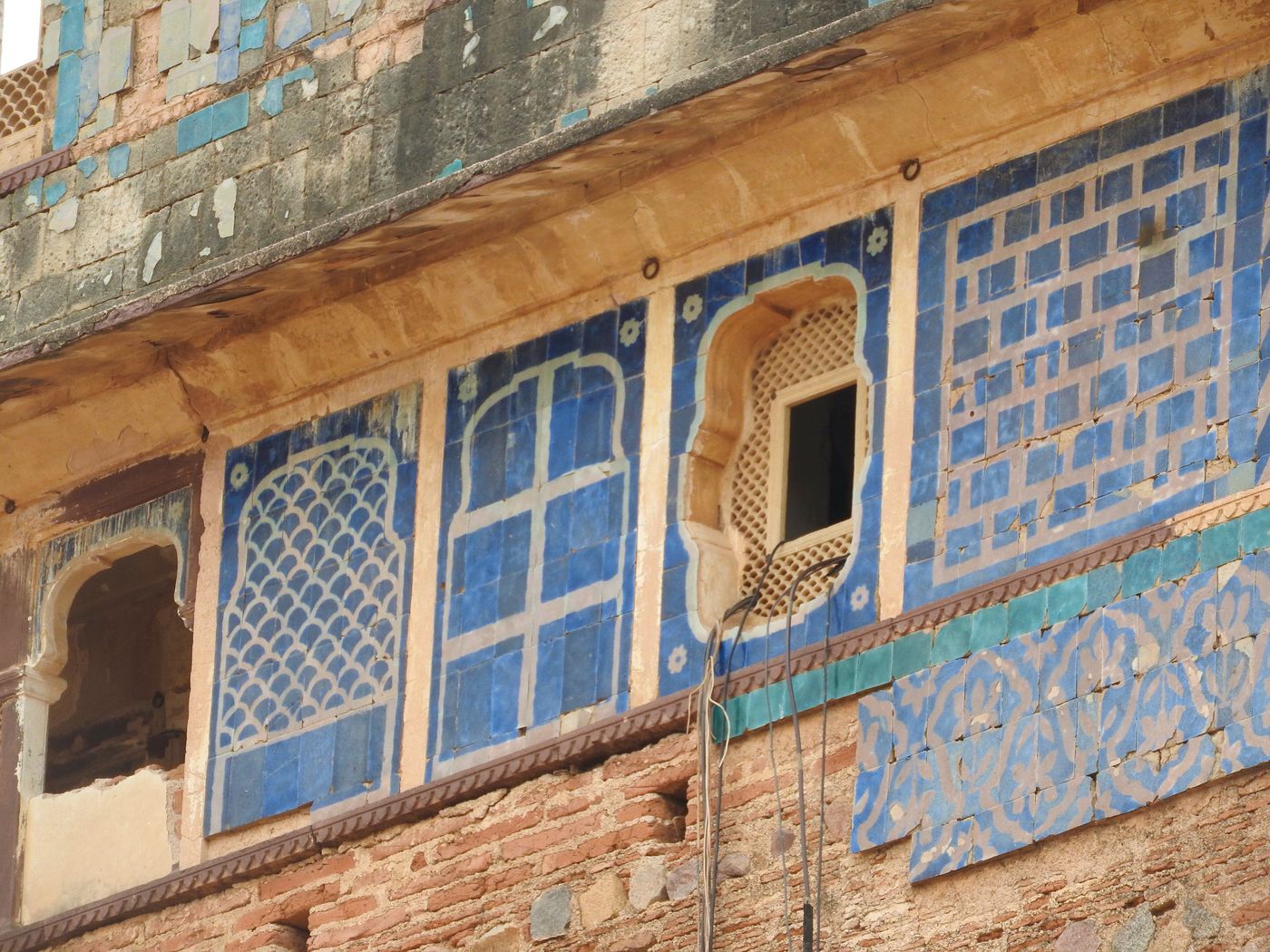 A parapet of Sheesh Mahal (now a heritage hotel) decorated in shimmering blue tiles, Orchha