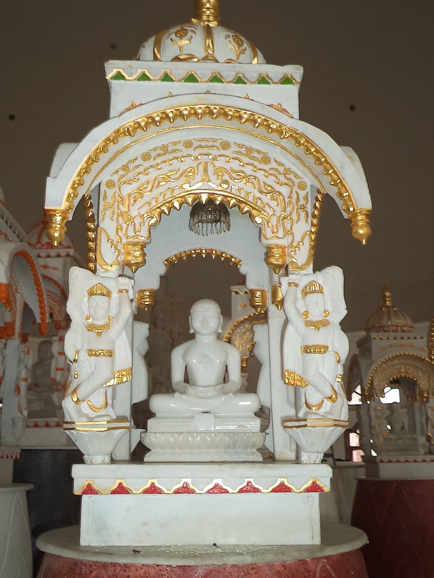 A white and gold marble statue of Mahaveer Swami, the 24th Tirthankara and a spiritual teacher of Jainism, in Sonagiri 