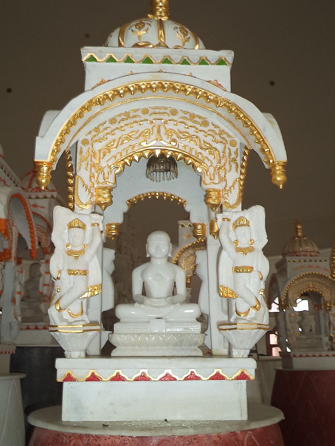 A white and gold marble statue of Mahaveer Swami, the 24th Tirthankara and a spiritual teacher of Jainism, in Sonagiri