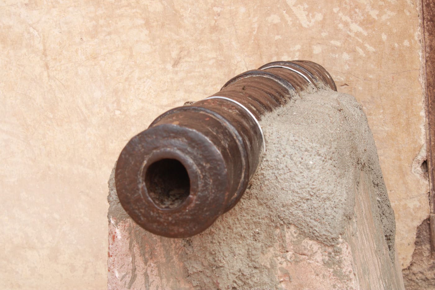 An unidentified instrument, assumed to be part of the Jahangir Palace’s safety telescope meant to keep an eye on the other side of the fortifications, Orchha 