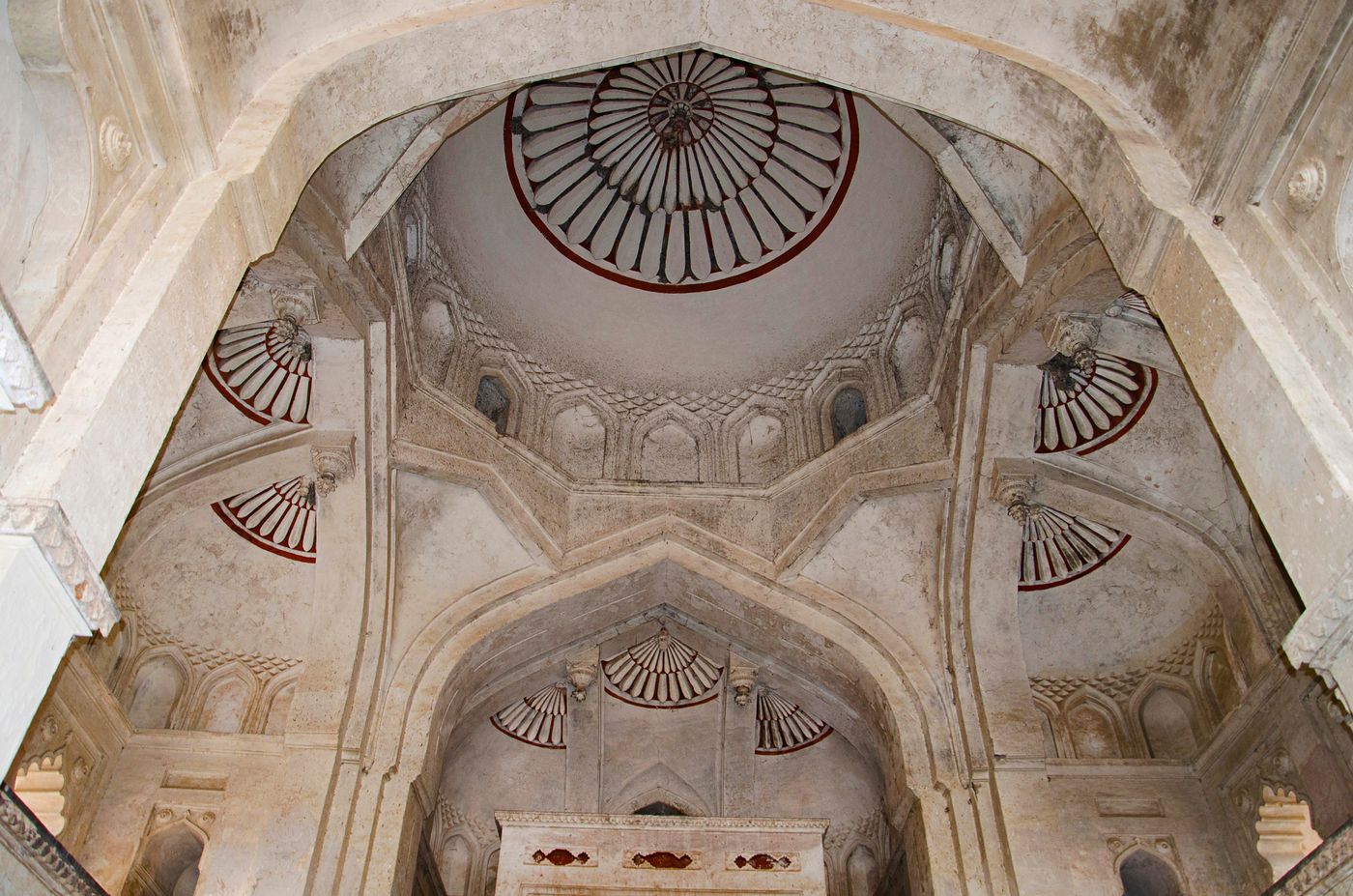 Ceilings of Chaturbhuj Temple beautifully ornamented. A temple shrine, Orchha 