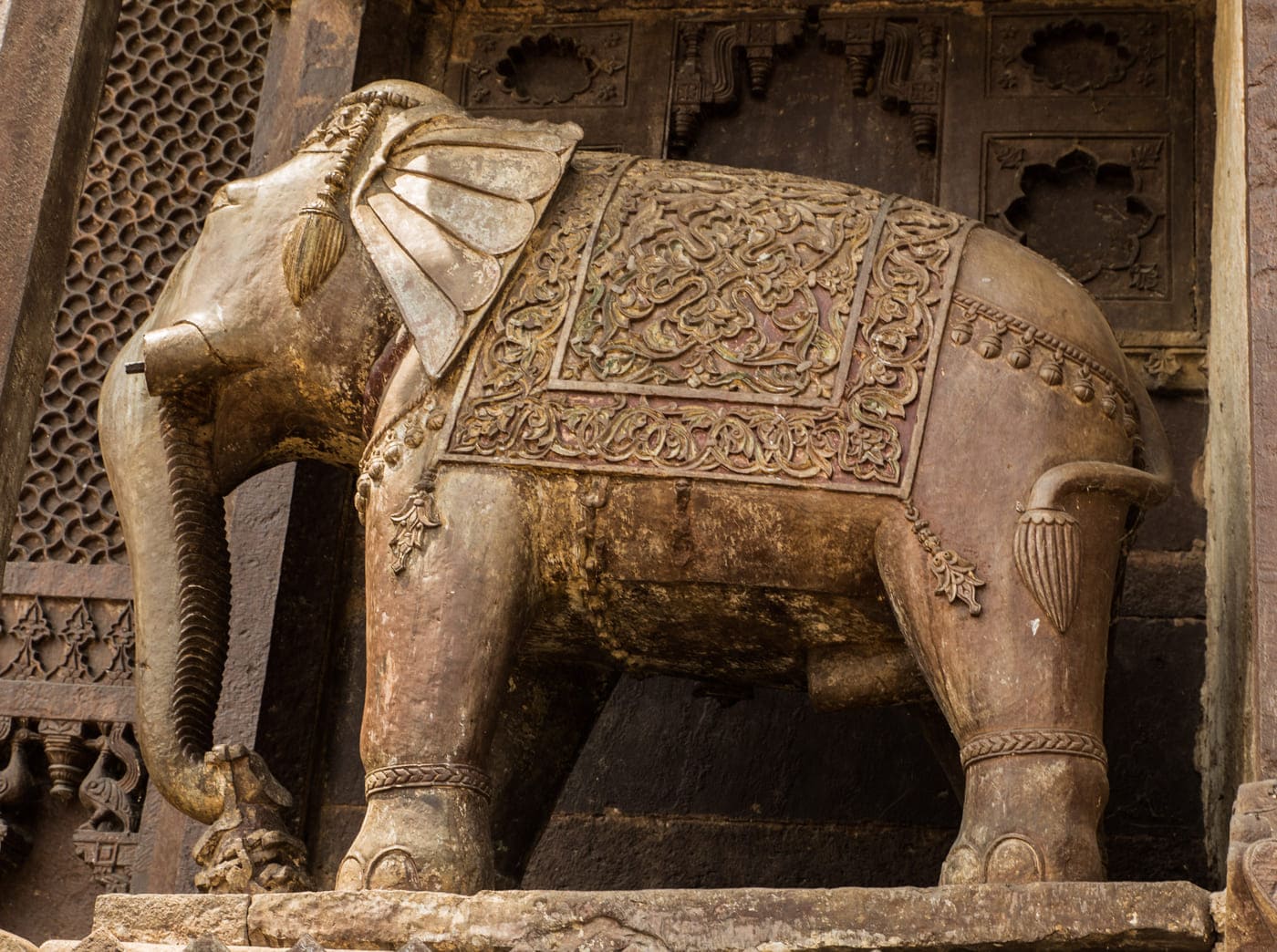 Closeup view of the beautifully caeved Stome elephant at the entrance of the Jahangir Mahal Palace, Orchha 