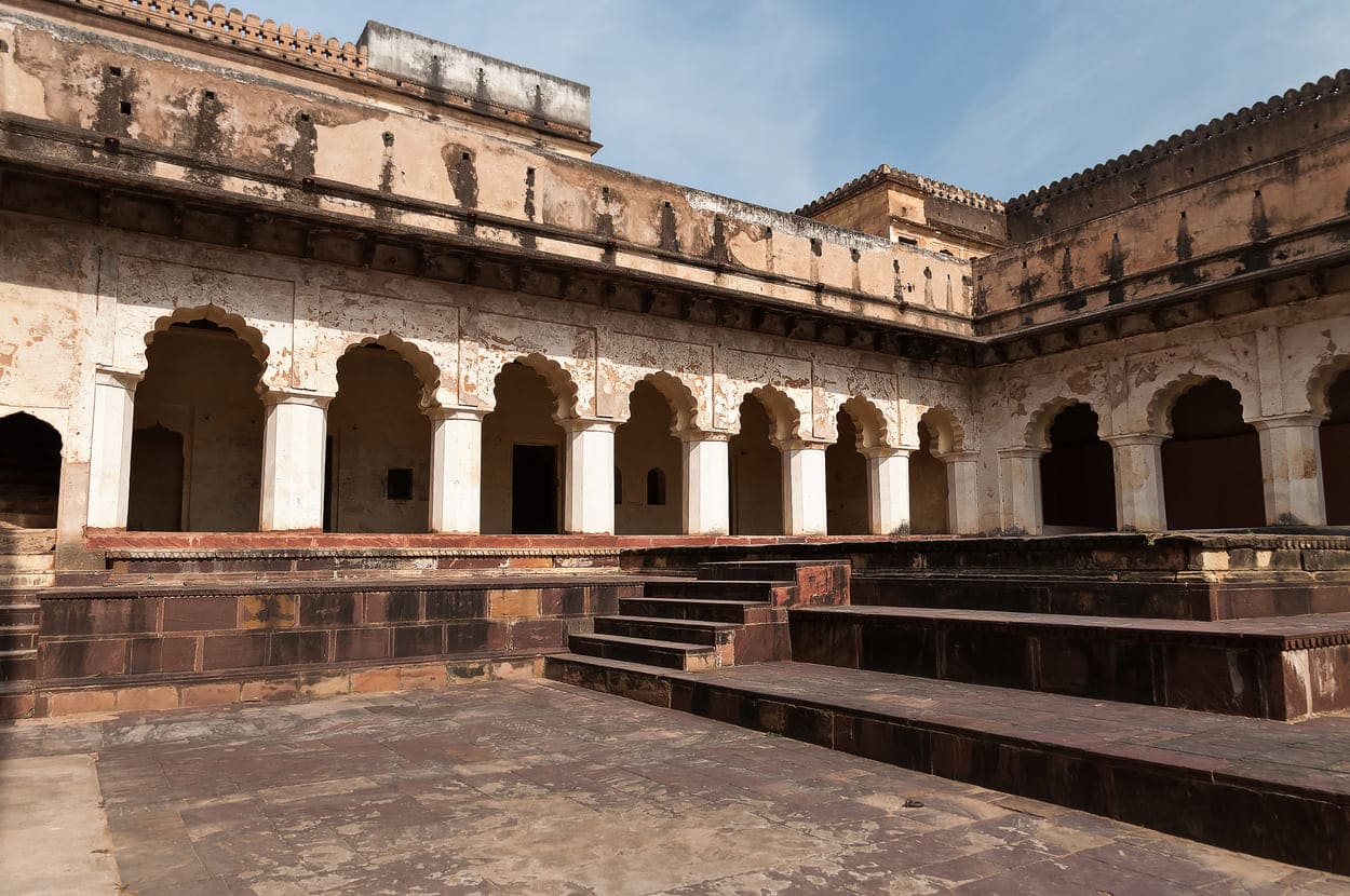 Exterior view of the arches of Raj Mahal in Orchha, built by a Bundela King Rudra Pratap Singh 