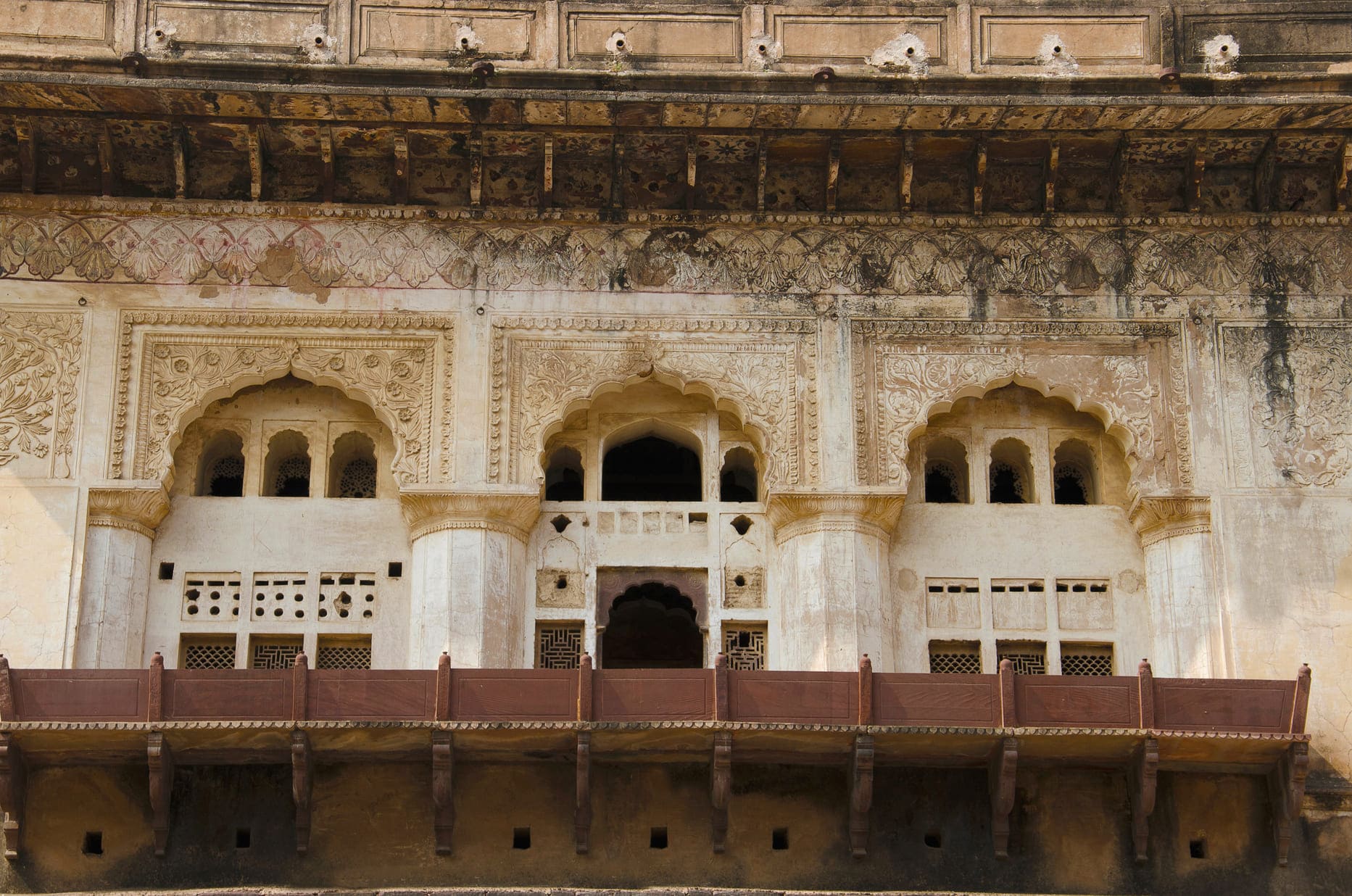 Finely carved windows and balconies in Raj Mahal. Jaali screens and arched galleries allow enough fresh air and a cool breeze to enter the building, Orchha