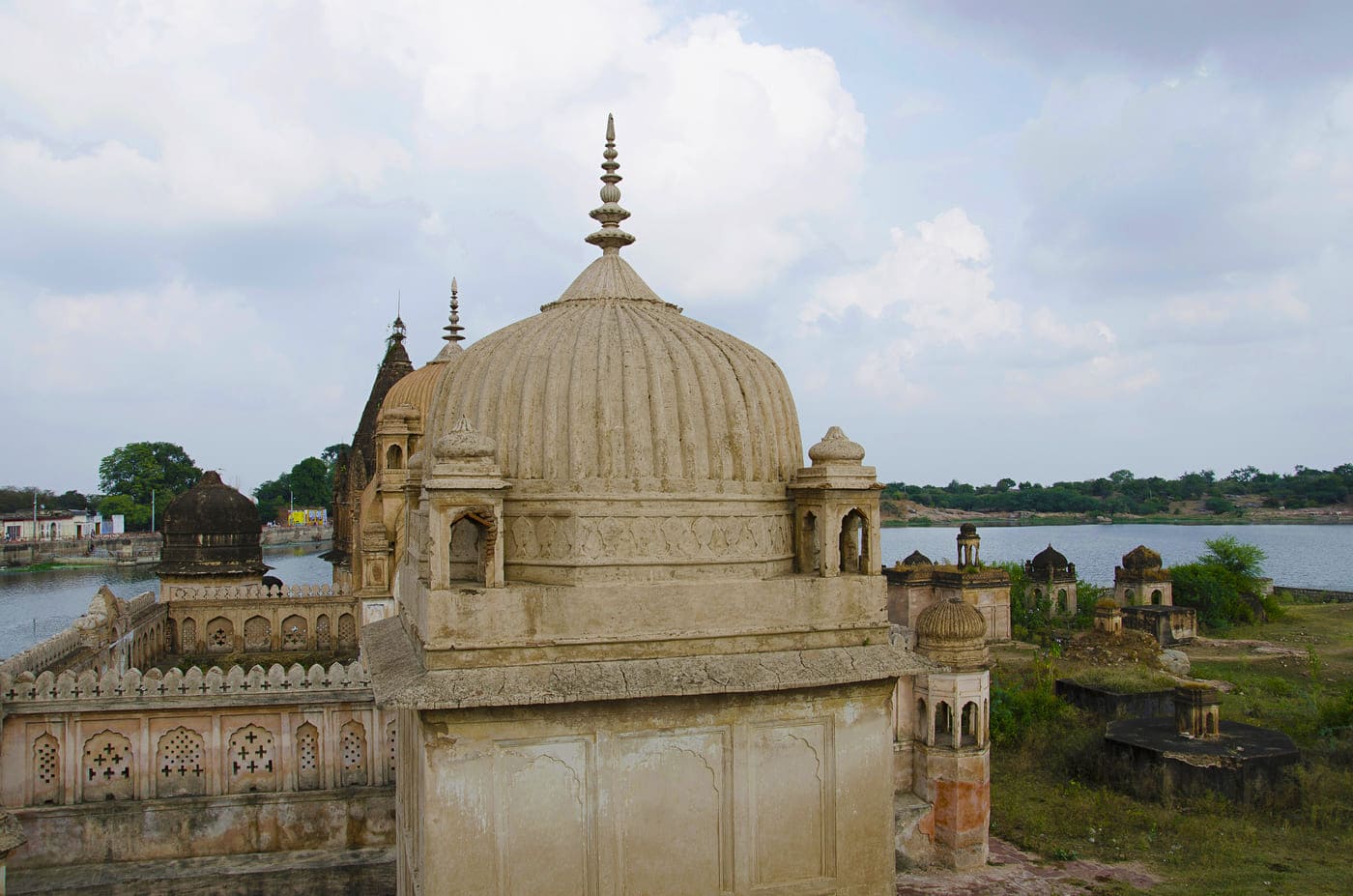 Known to combine the elements of Mughal and Rajputana architecture, The Datia Palace also has the ever-popular cenotaphs, Madhya Pradesh 