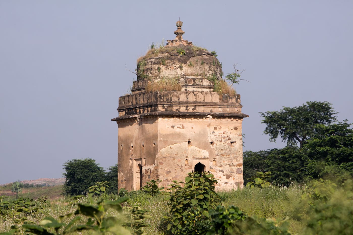 Scattered alongside the banks of Betwa River and the whole town of Orchha are ancient temples from a long time ago which stand as a reminder of the land’s vibrant history