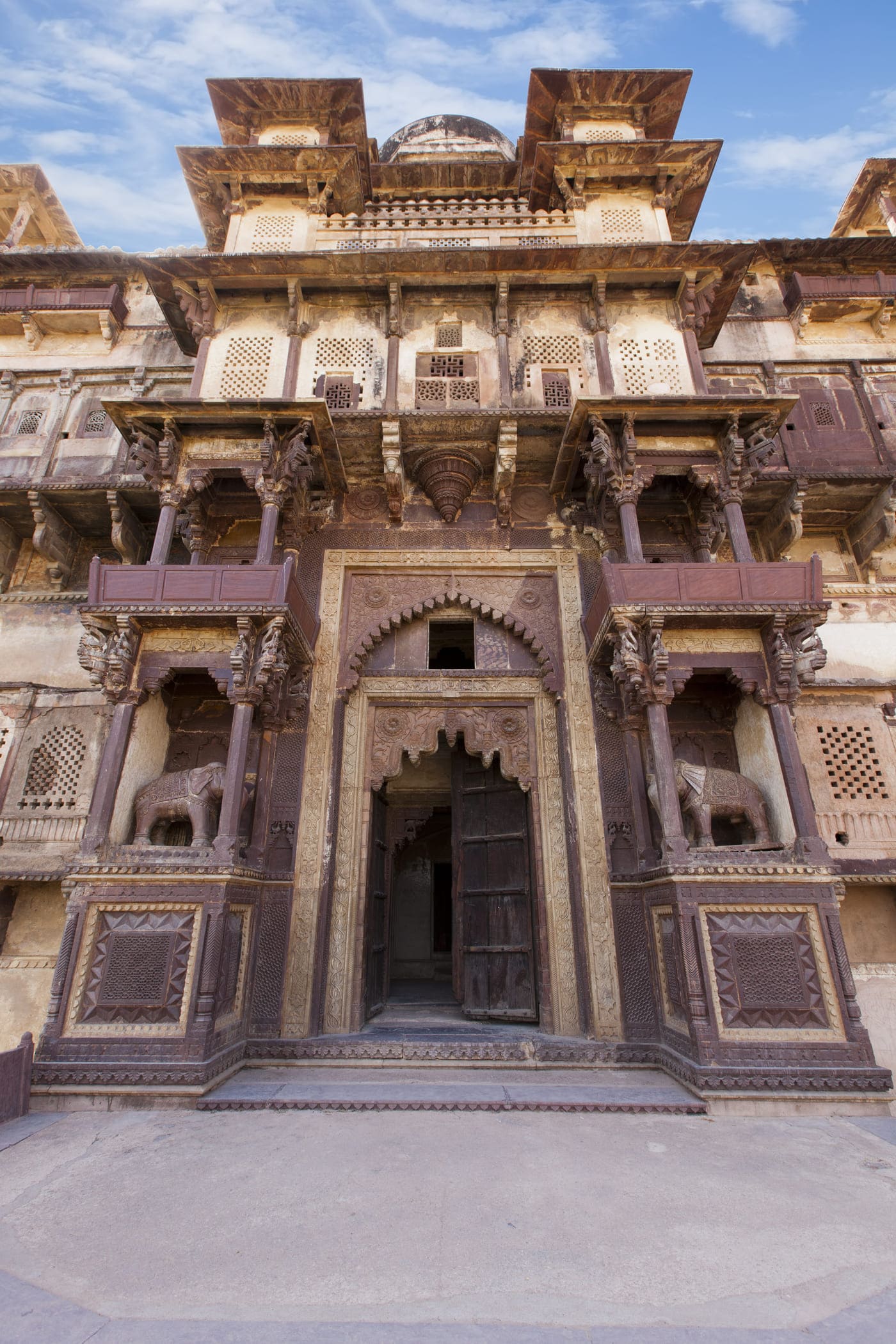 Stone elephants stand guard on each side of the main entrance to the palace, Orchha 