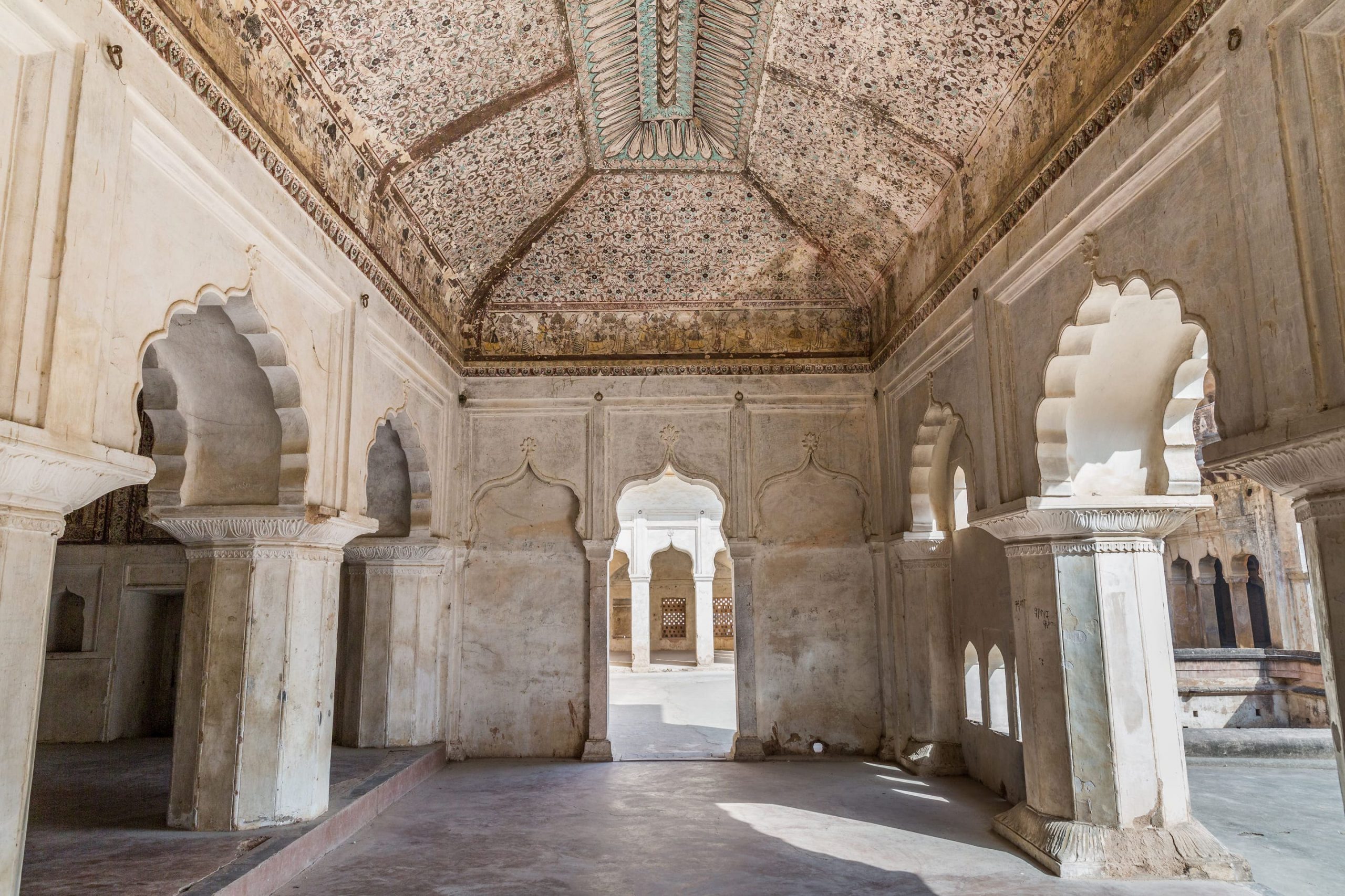 The beautiful murals on the interior walls of Raj Mahal in Orchha Fort complex 