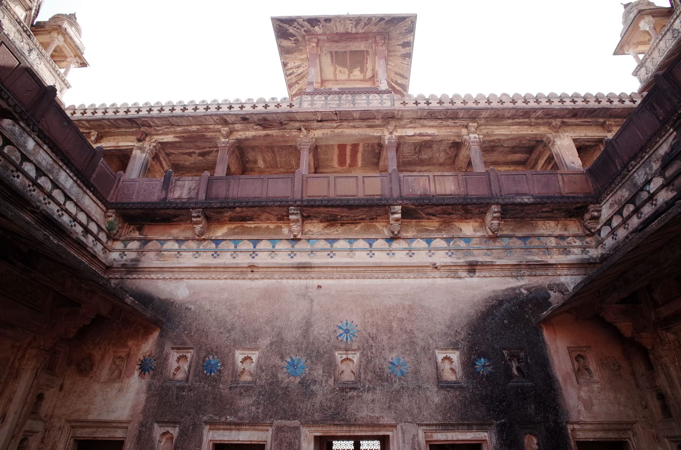 The bright turquoise wall decorations and designs at the Man Singh Palace in traditional Mughal style are still bright to the day. The Man Singh Palace of Gwalior and the Jahangir Mahal are quite similar architecturally, Orchha 