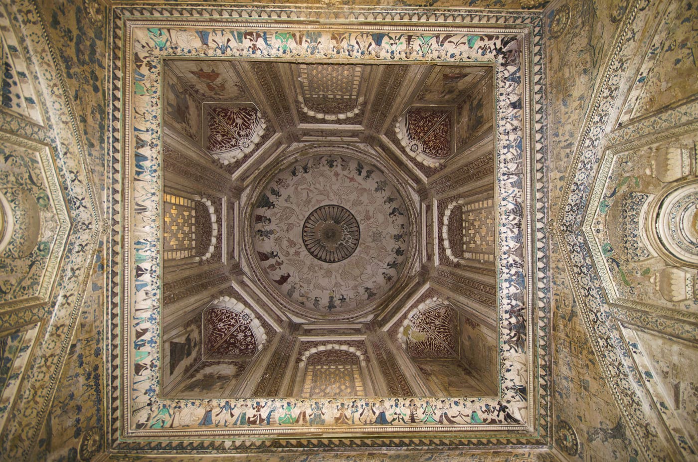 The ceiling of Maharaja Parikshat’s Chhatri in Datia has a foloric painting, Madhya Pradesh 
