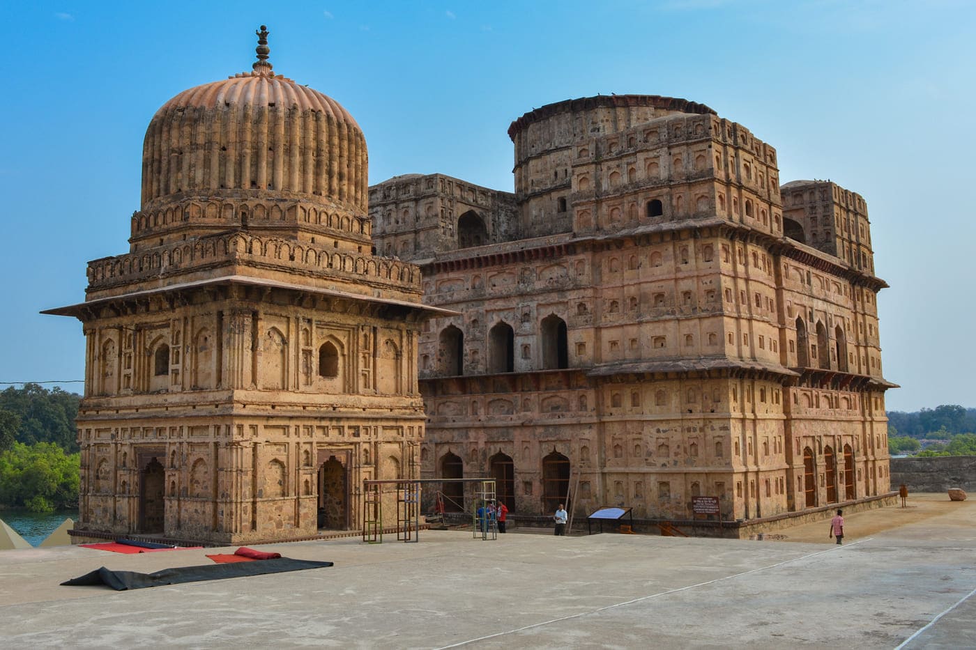 The chhattri built in memory of Bir Singh Deo is in a different style than the other cenotaphs. The chhattri looks over the river Betwa, Orchha