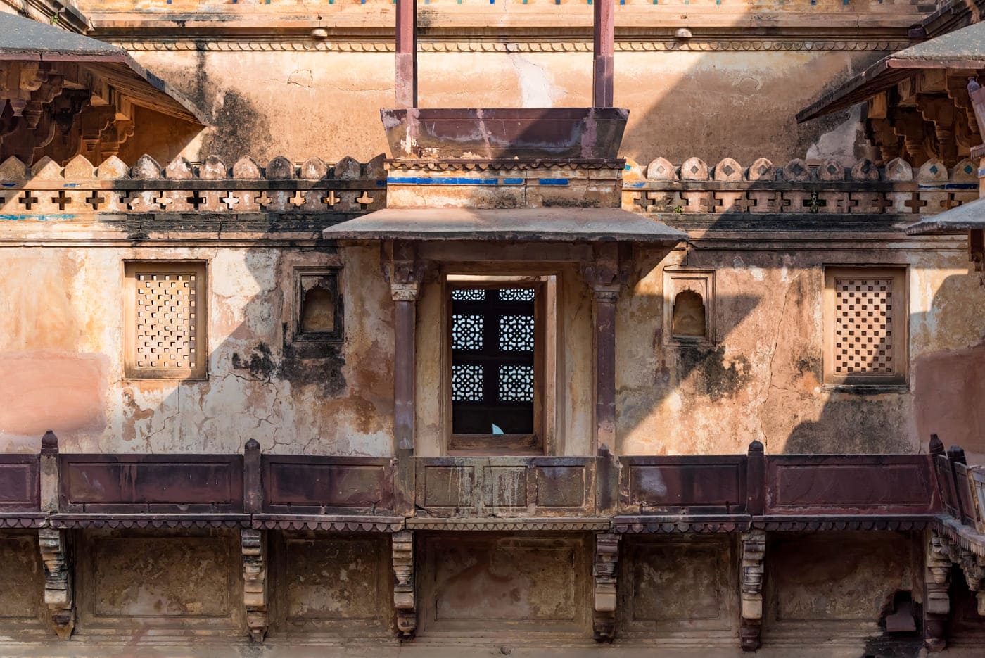 The empty quarters of Jahangir’s aids and concubines who came along on his visit to the Jahangir Mahal in Orchha 