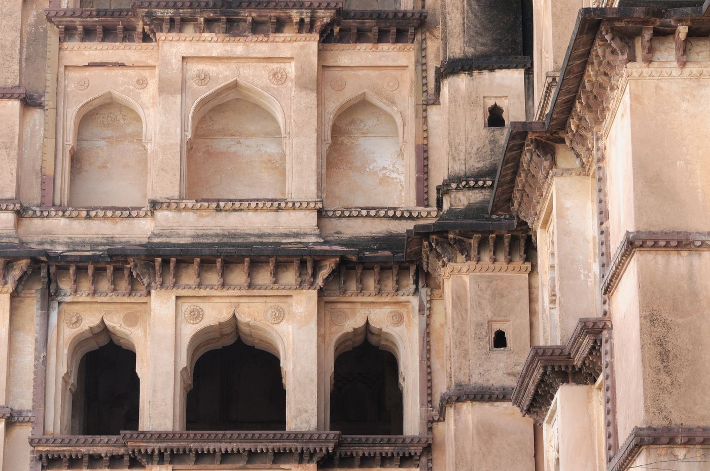 The Jahangir Mahal is a 17th century mansion located in Orchha, Madhya Pradesh. The monument is known of its fine and vivid Indo Islamic architectural style which makes it a must visit 