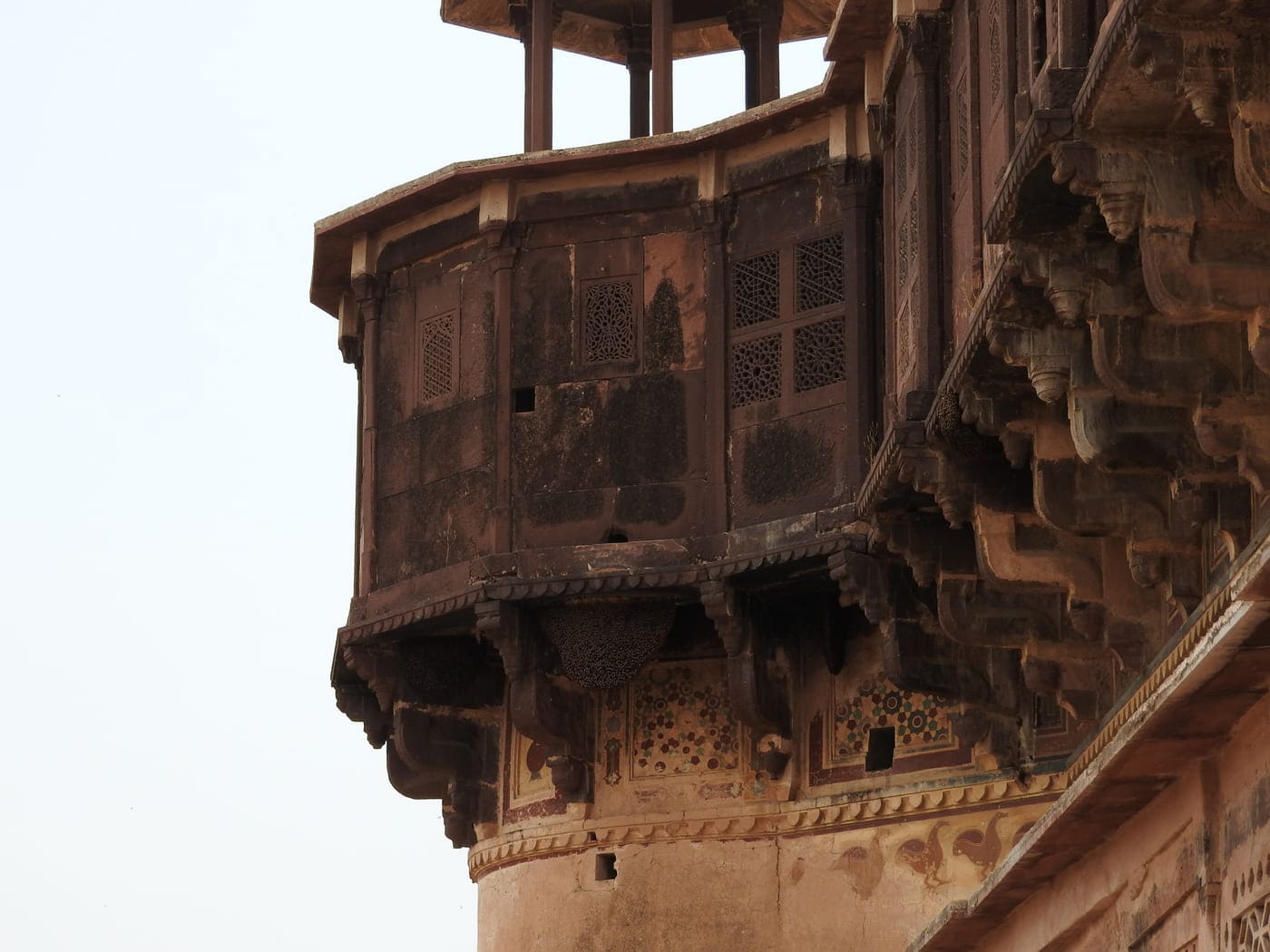 The now discoloured windows and passageways of the Jahangir Palace combine the sandstone of traditionally Hindu rulers of India with the Arabesque engraving style of the Mughals, Orchha 