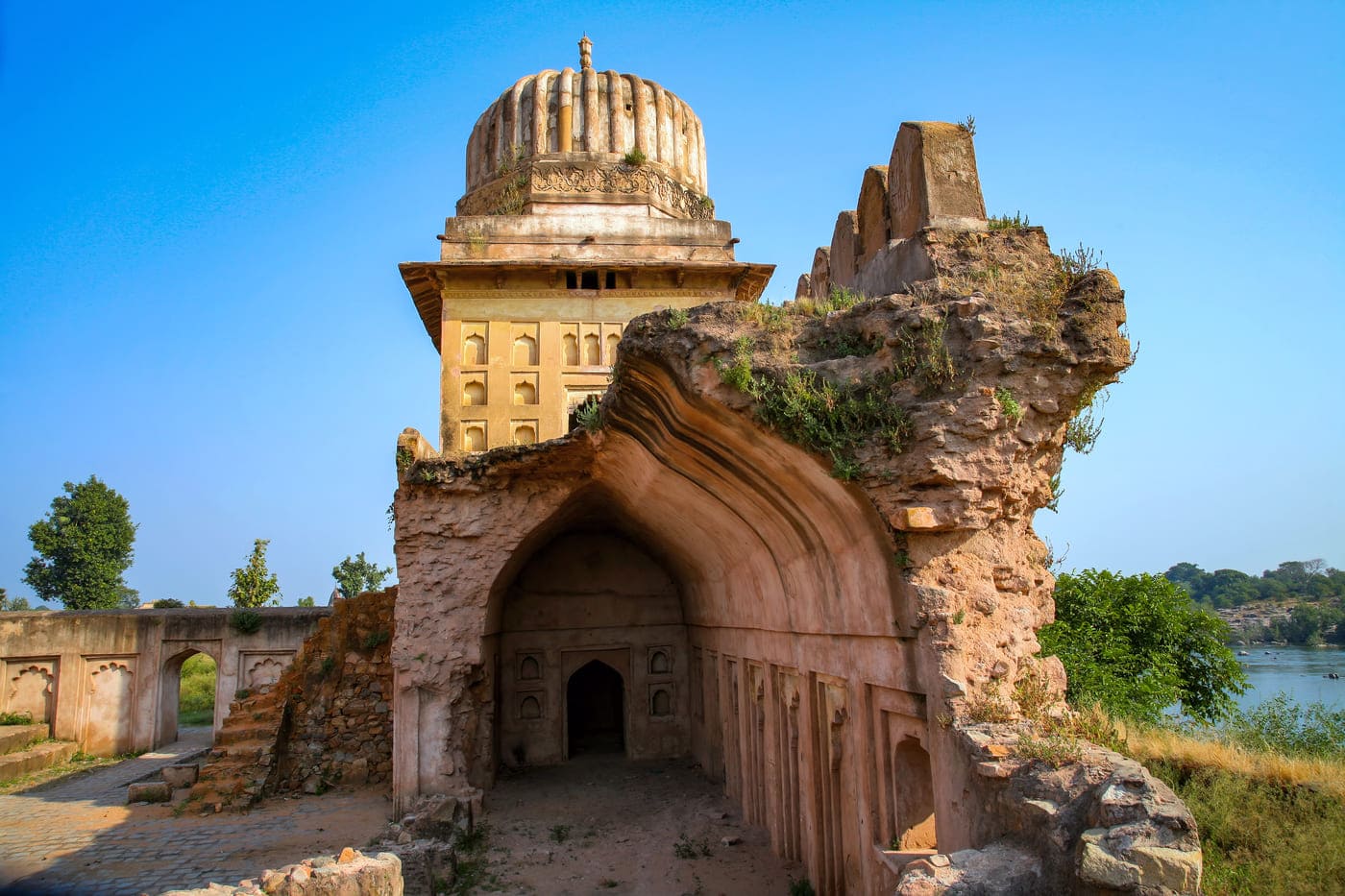 The ruins of what was once a corridor of the mahal or palace in Orchha now lies open underneath the sky 