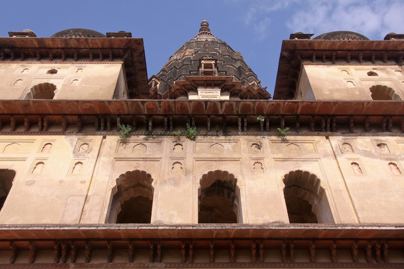 The sheer size of the ancient structures of Orchha, even in ruins, elucidates the magnitude of its once vibrant empire