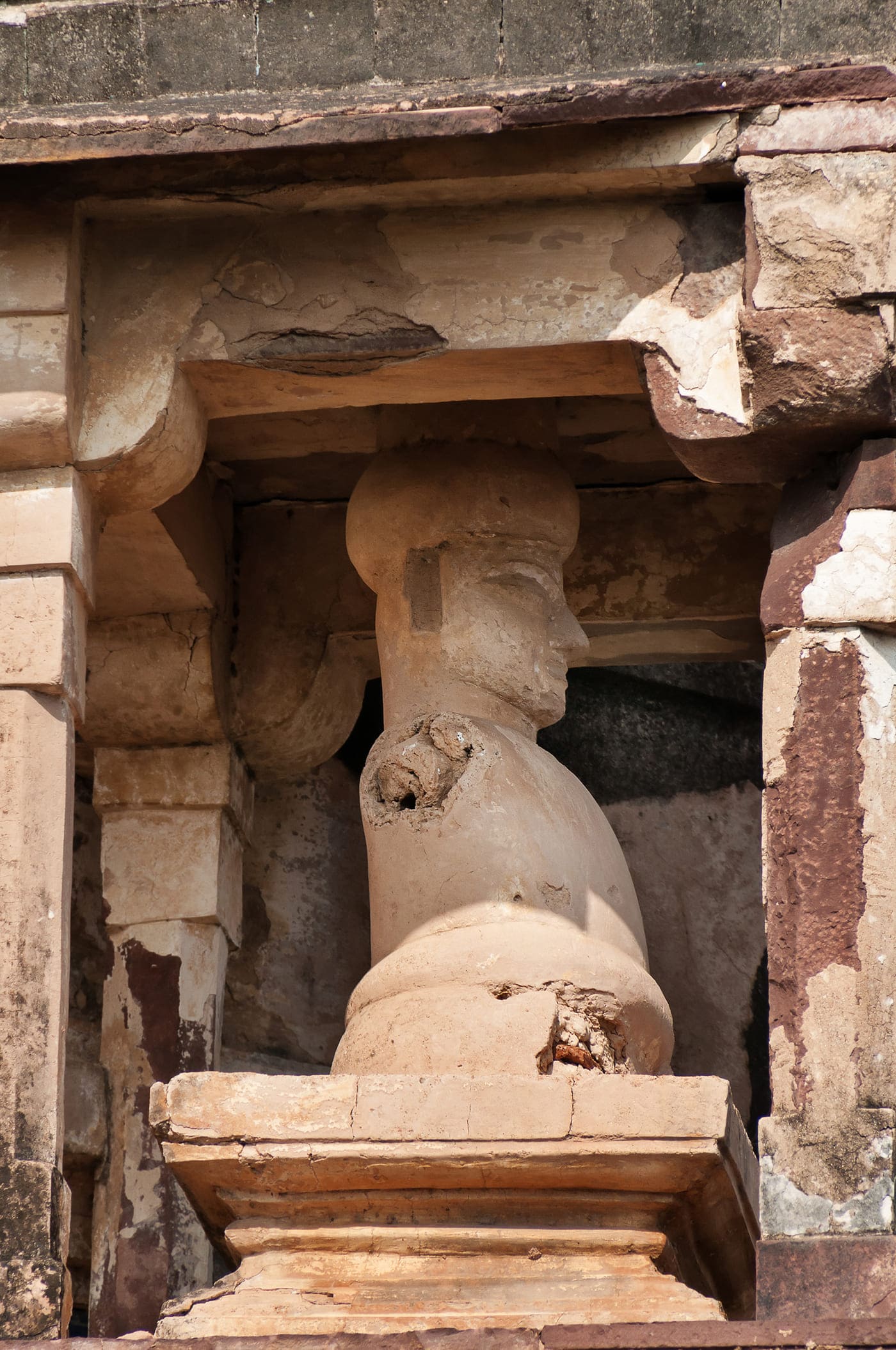 The statue of a guard still stands at its post atop the Orchha Palace defending the castle and overlooking all visitors 