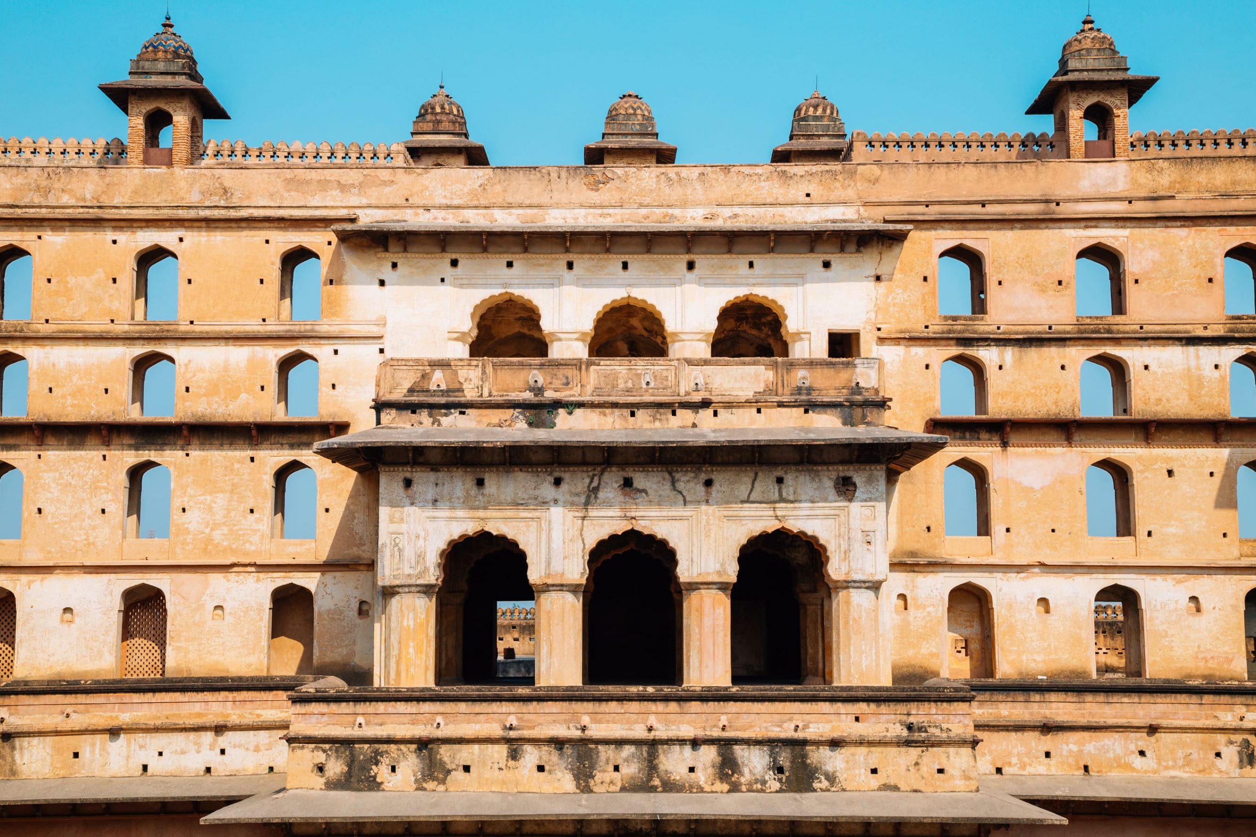 The undecorated aspect of the exterior gives Raj Mahal a plain, single-story look, Orchha
