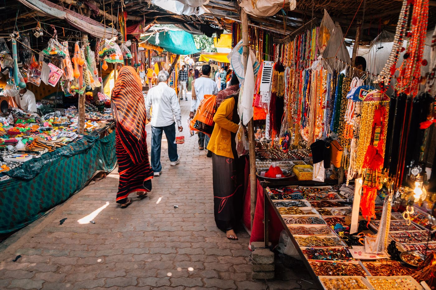 Vendors selling the religious offering at entrance of the Ram Raja Temple, Orchha 