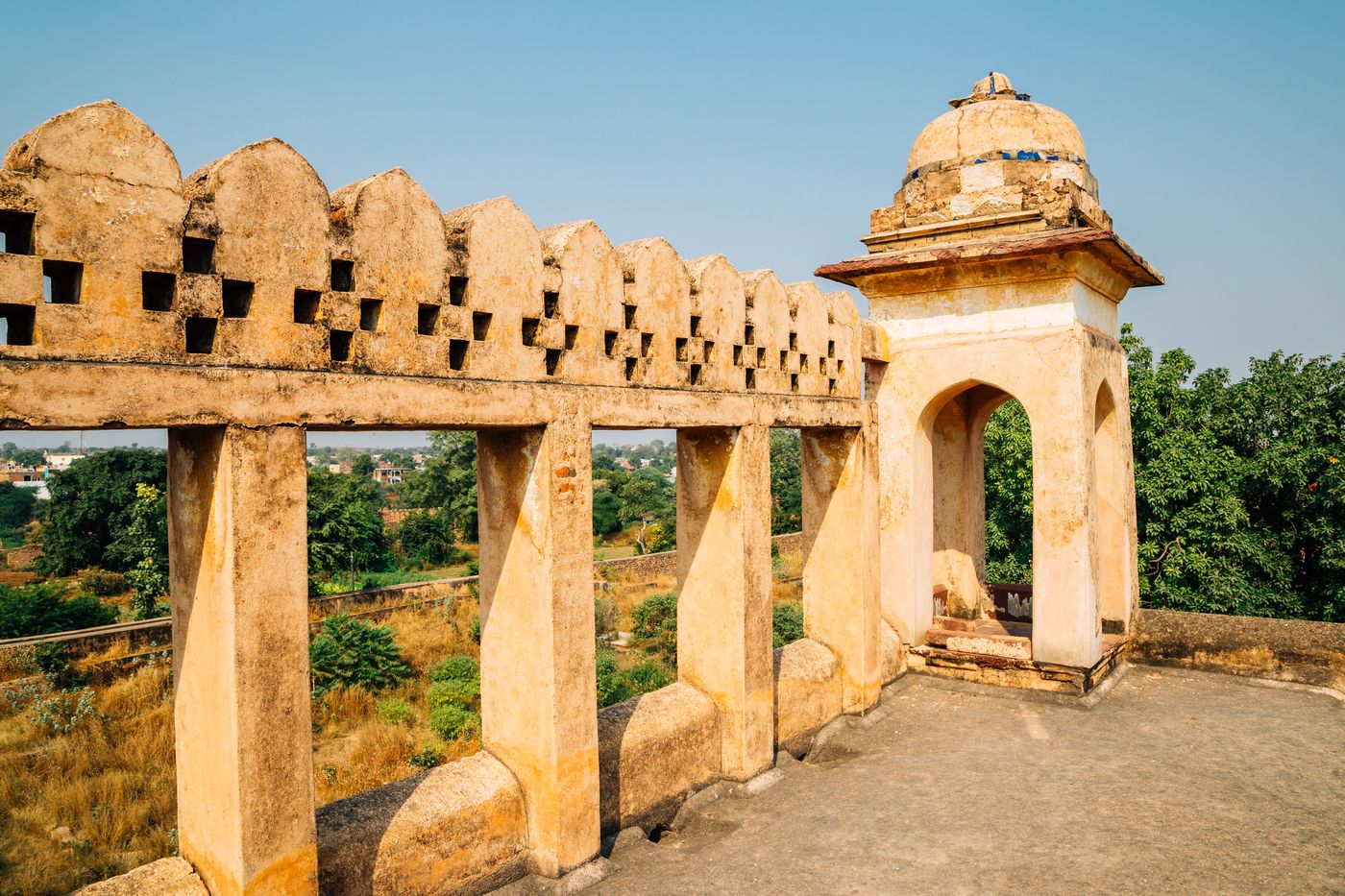A side view of pillars on the balcony of Rai Parveen Mahal, a monument in Orchha built during the reign of King Indrajit and dedicated to poetess and musician Rai Parveen